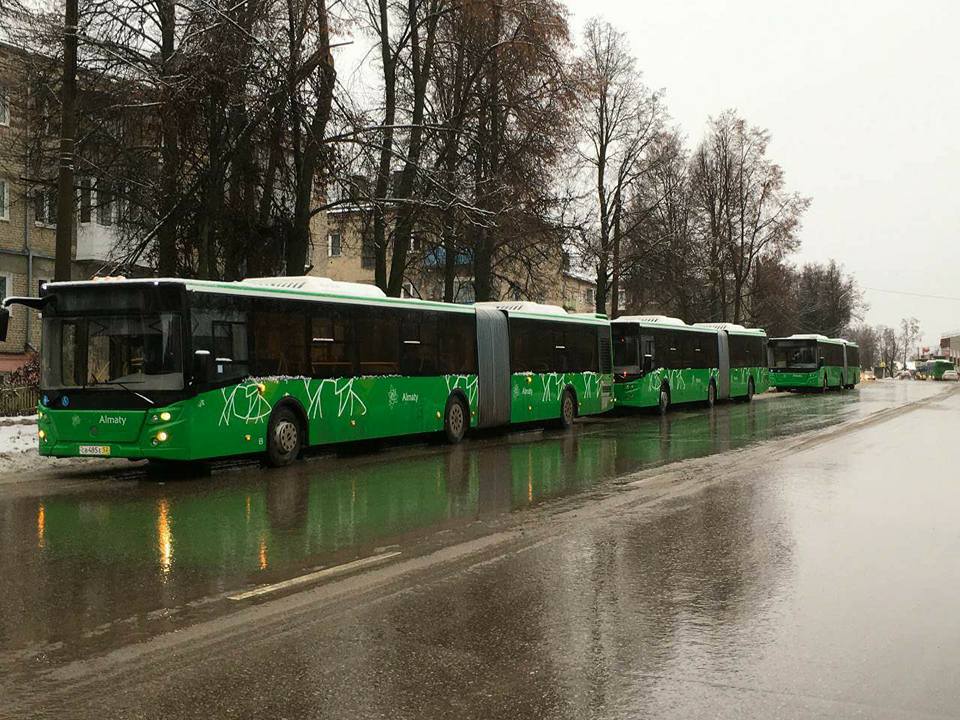 Форум общественного транспорта. Автобус гармошка Алматы. Автобусы гармошки европейские. Автобусы парк гармошка. Автобус гармошка бирюзового цвета.